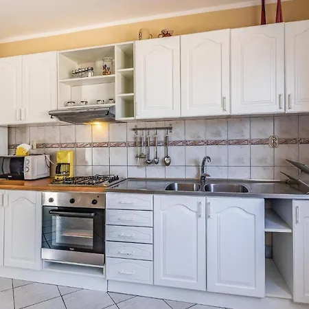 Apartment Gorgeous In With Kitchen Pula