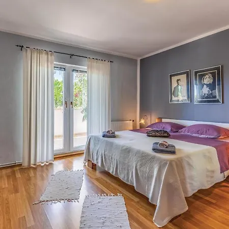 Stunning In With Swimming Pool Pula