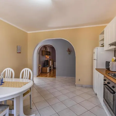 Gorgeous In With Kitchen * Pula