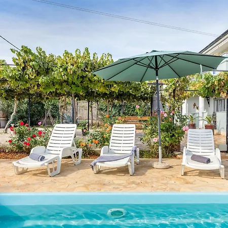 Apartment Stunning In With Swimming Pool Pula