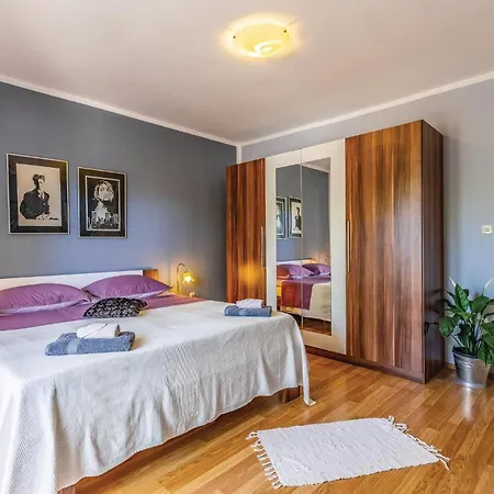 Gorgeous In With Kitchen Apartment *