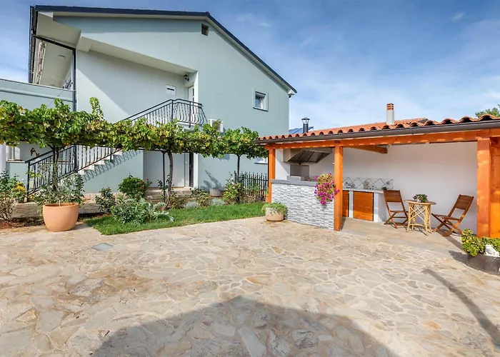 Apartment In With Wifi Pula