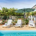 דירה Stunning In With Swimming Pool פולה