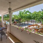 Stunning In With Swimming Pool דירה *