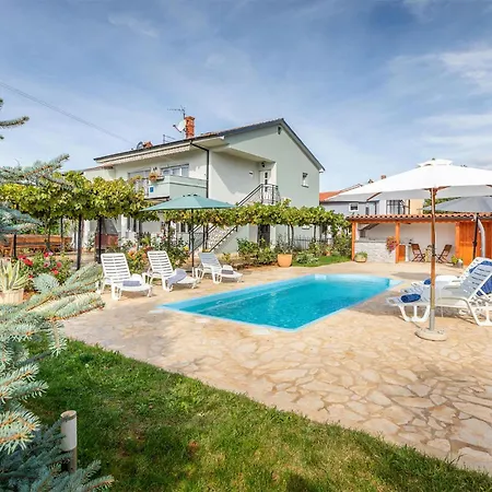Stunning In With Swimming Pool * פולה